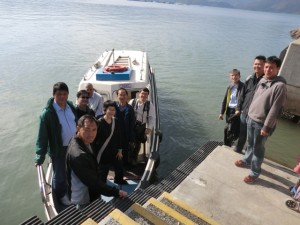 The architects who joined the study group going to Lai Chi Wo via Sha Tau Kok Pier. 建築師經沙頭角碼頭往荔枝窩考察。