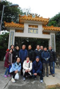 Group photo of the CLP delegates and HKCF advisers Lam Chiu Ying and Ng Cho Nam at the village entrance of Lai Chi Wo. 中電代表與香港鄉郊基金顧問林超英和吳祖南在茘枝窩村口合照。