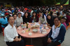 HKCF Chairlady Wendy Tsang, Director Huen Wong & Mrs. Wong, Advisers Lam Chiu Ying & Ng Cho Nam celebrating Chinese New Year with Hing Chun Yeuk villagers. 香港鄉郊基金主席曾韻雯、董事黄桂壎和夫人、顧問林超英和吳祖南，與慶春約村民共慶新春。 