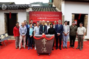 HKCF Chairlady Wendy Tsang, Advisers Lam Chiu Ying & Ng Cho Nam alongside the officiating guests, villagers of Lai Chi Wo and members of project steering committee in the launching ceremony of "Sustainable Lai Chi Wo". 「永續荔枝窩計劃」啓動禮出席者包括香港鄉郊基金主席曾韻雯、顧問林超英和吳祖南，與主禮嘉賓、茘枝窩村民代表，及計劃督導委員會成員。 