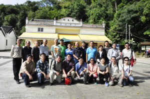 Mr KS Wong, senior government officials and members of Country and Marine Parks Board in Lai Chi Wo had interesting discussions with villagers and Mr Lam Chiu Ying of Hong Kong Countryside Foundation on (first left)". 黄局長、政府資深官員，和郊野公園及海岸公園委員會成員，在茘枝窩與村民和香港鄉郊基金 林超英 （左一），開展一番有趣的討論交流。 